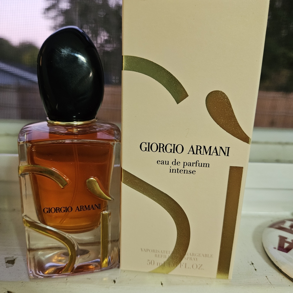 Giorgio Armani Si Eau de Parfum Intense - Black and Gold